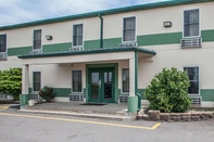 Exterior Econo Lodge  Inn & Suites Granite City