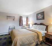 Bedroom 6 Rodeway Inn Claremont I-91