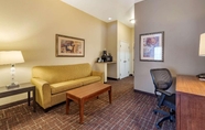 อื่นๆ 7 Comfort Inn & Suites Shawnee North near I-40