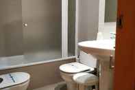 Toilet Kamar Alcocebre Suites Hotel 3000