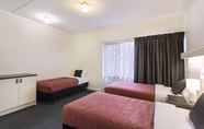 Bedroom 4 Hamilton Lakeside Motel