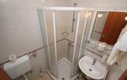 Toilet Kamar 7 Adria Vela Luka