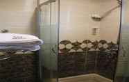 Phòng tắm bên trong 5 Mira Suites Prince Sultan Road Jeddah