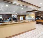 Lobi 2 Clarion Inn & Suites - University Area