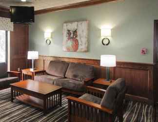 Lobi 2 Clarion Inn & Suites - University Area