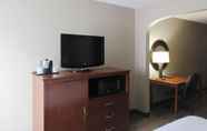 Bilik Tidur 7 Clarion Inn & Suites - University Area