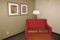 Ruang untuk Umum Clarion Inn & Suites - University Area