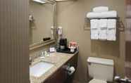 Toilet Kamar 7 Clarion Inn & Suites - University Area