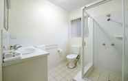 In-room Bathroom 4 Aabon Apartments & Motel