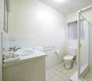 Toilet Kamar 4 Aabon Apartments & Motel