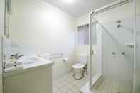 In-room Bathroom Aabon Apartments & Motel