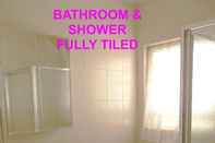 In-room Bathroom Allenby Court Holiday Units