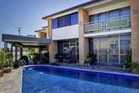 Swimming Pool Raintree Motel Townsville