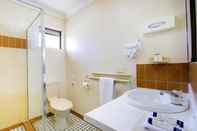 In-room Bathroom Raintree Motel Townsville