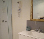 In-room Bathroom 4 Strahan Holiday Park