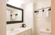 In-room Bathroom 7 Econo Lodge Prince George