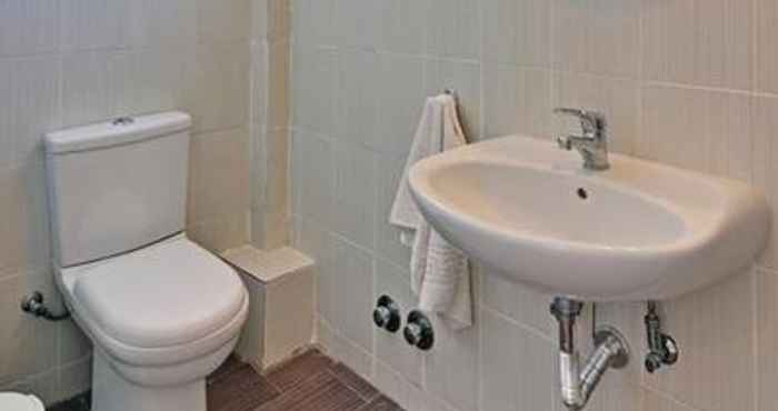 Toilet Kamar Soultana Rooms & Apartments