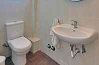 Toilet Kamar Soultana Rooms & Apartments