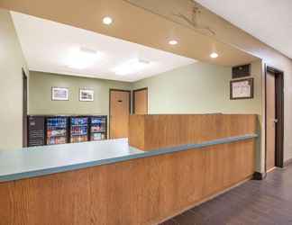 Lobby 2 Super 8 by Wyndham Bottineau