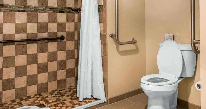 Toilet Kamar Quality Inn & Suites Houghton