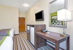 Bedroom 7 Super 8 by Wyndham Freeport Brunswick Area