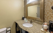 In-room Bathroom 3 Quality Inn