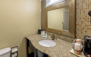 In-room Bathroom 6 Quality Inn