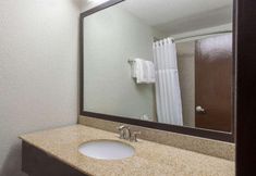In-room Bathroom 7 Wyndham Garden Lafayette