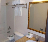 Toilet Kamar 4 SureStay Hotel by Best Western Norfolk Little Cree