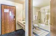 Toilet Kamar 3 Econo Lodge Waupaca