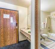 In-room Bathroom 3 Econo Lodge Waupaca