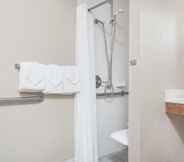 In-room Bathroom 4 Super 8 by Wyndham Milaca