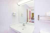 Toilet Kamar Super 8 by Wyndham Brooklyn