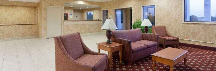 Lobby Days Inn & Suites by Wyndham Wynne