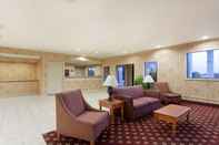 Lobby Days Inn & Suites by Wyndham Wynne