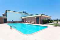 Swimming Pool Days Inn & Suites by Wyndham Wynne