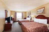 Bedroom Days Inn & Suites by Wyndham Wynne