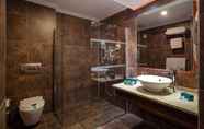 Phòng tắm bên trong 5 Club Hotel Turan Prince World Select Villa