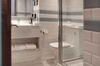 In-room Bathroom Best Western Plus London Croydon Aparthotel