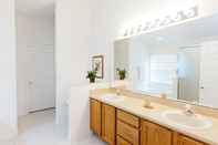 In-room Bathroom Orange Tree Homes by Oceanbeds