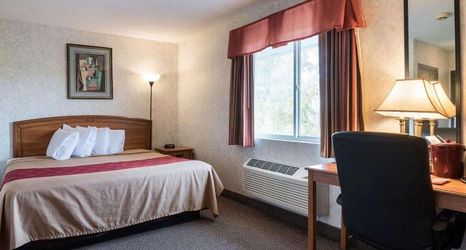 침실 2 Econo Lodge Inn & Suites Farmington