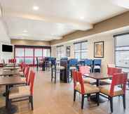 Restaurant 7 Comfort Suites Near Denver Downtown