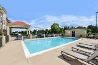 Swimming Pool Hol. Inn Exp. and Suites PETERSBURG/DINWIDDIE