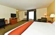 Bedroom 2 Hol. Inn Exp. and Suites PETERSBURG/DINWIDDIE