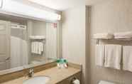 Toilet Kamar 5 Holiday Inn Express and Suites Brampton