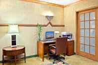Functional Hall Clarion Inn & Suites Medford