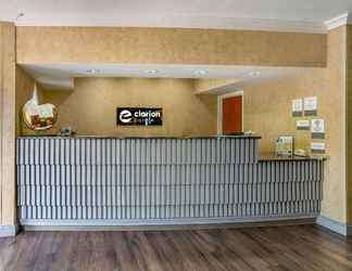 Lobi 2 Clarion Inn & Suites Medford