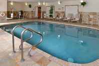 Swimming Pool Clarion Inn & Suites Medford