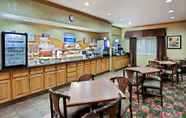 Restaurant 7 Clarion Inn & Suites Medford