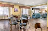 Quầy bar, cafe và phòng lounge Clarion Inn & Suites Medford